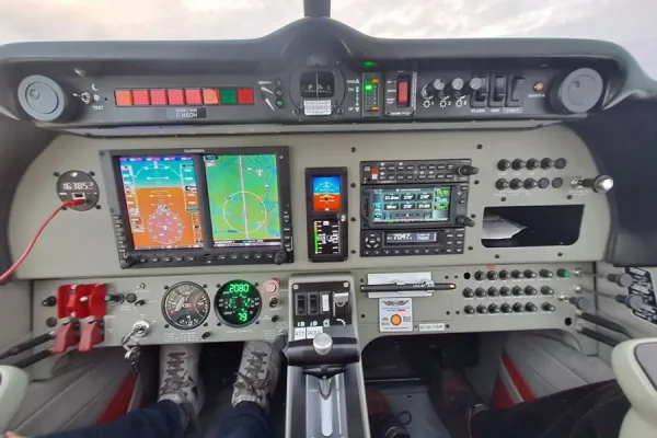 Cockpit du Robin DR 401 F-HSON - aéroclub de La Rochelle